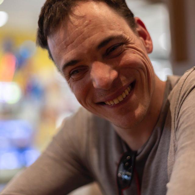 Hannes Kammerhofer blickt lächelnd in die Kamera - seine Lebensfreude und seine positive Art trotz oder wegen seiner Sehbehinderung motivieren und erstaunen.